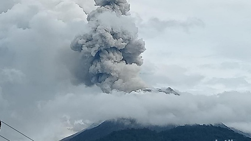 Núi lửa Indonesia phun trào, ít nhất 9 người thiệt mạng